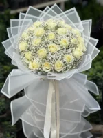 دسته گل رز سفید با ژیپسوفیلا