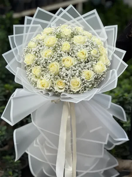 دسته گل رز سفید با ژیپسوفیلا