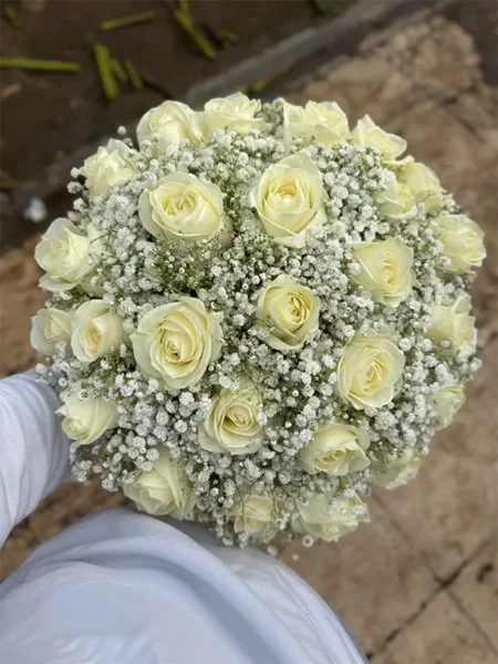 دسته گل رز سفید تولد