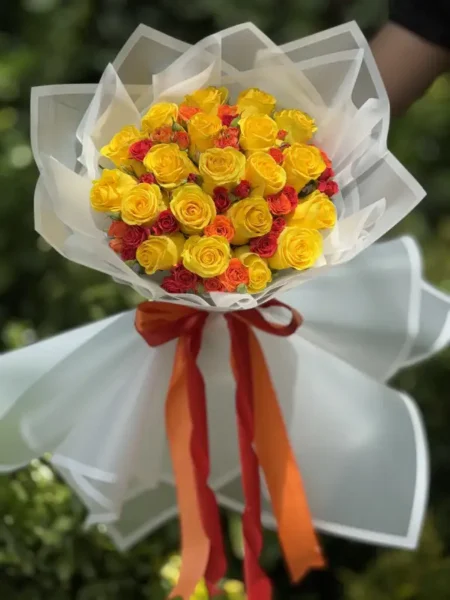 دسته گل رز زرد و نارنجی