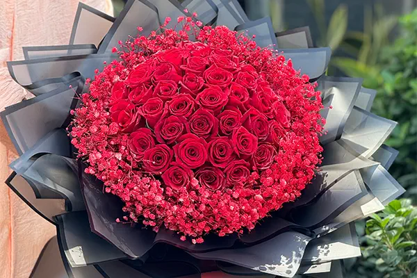 دسته گل رز قرمز