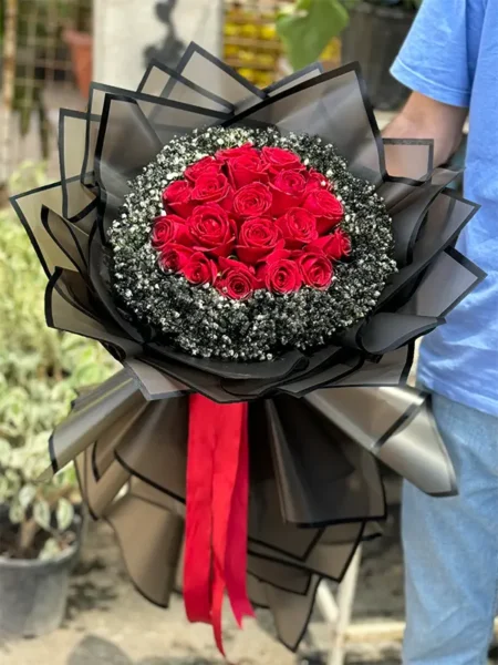 دسته گل رز قرمز با ژیپسوفیلا