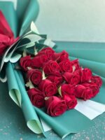 دسته گل زیبای رز قرمز