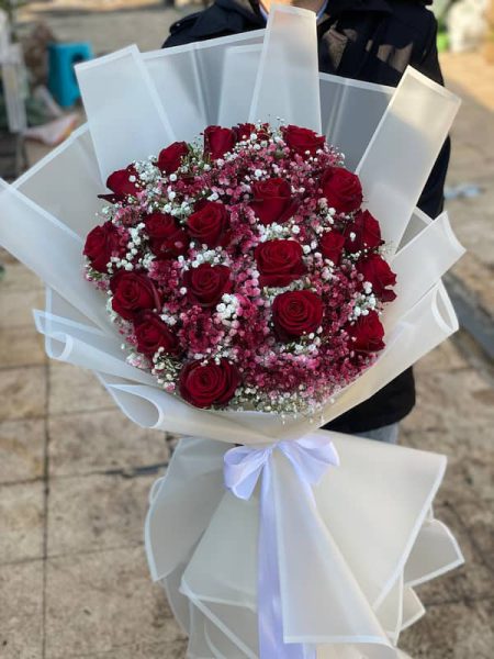 دسته گل رز قرمز ساقه بلند