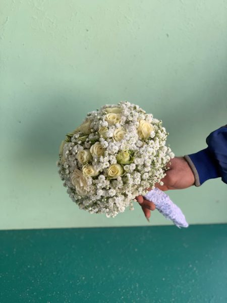 دسته گل عروس با گل رز سفید