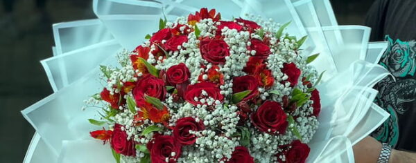 دسته گل آلستر قرمز و عروس
