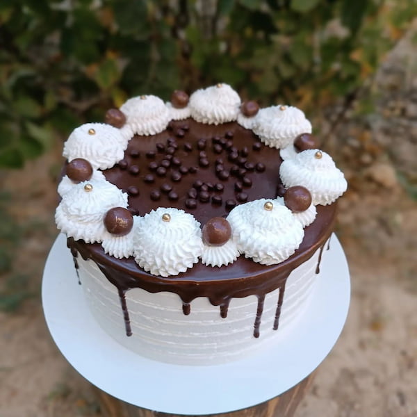 کیک خامه ای شکلاتی تولد دخترانه