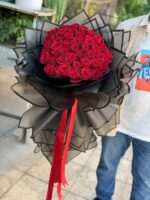 دسته گل رز قرمز با کاغذ مشکی