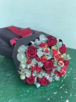دسته گل زیبای رز قرمز