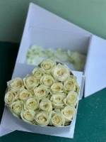 باکس گل با رز سفید