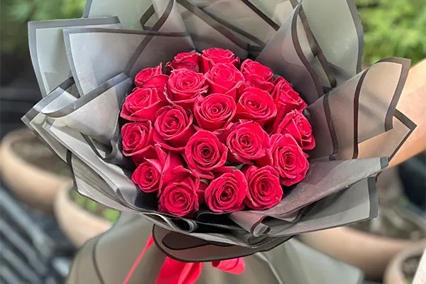 دسته گل رز قرمز