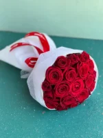 دسته گل رز قرمز مینیمال
