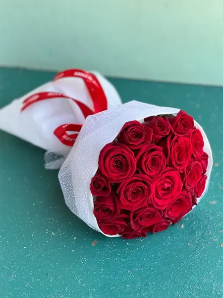 دسته گل رز قرمز مینیمال