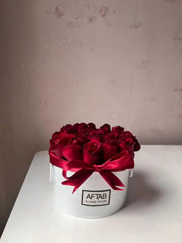 باکس سفید گل رز قرمز