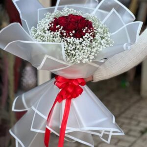 دسته گل رز قرمز