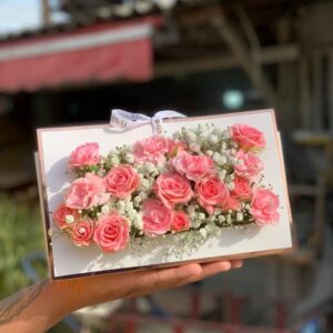 باکس گل رز مینیاتوری میخک و عروس
