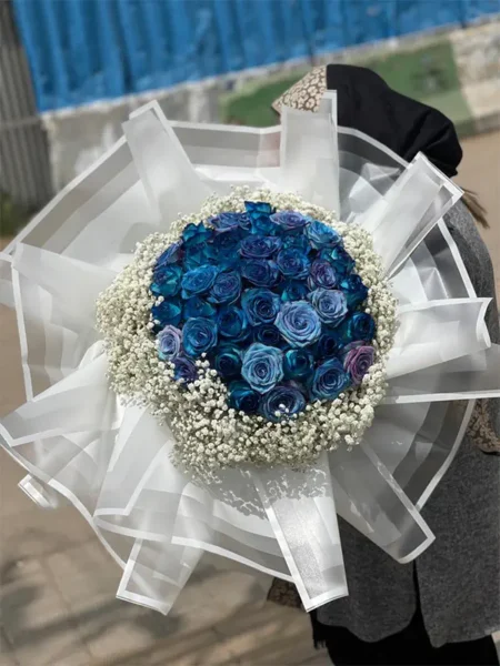 دسته گل رز آبی و عروس