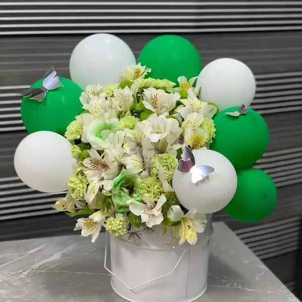 باکس گل تولدی با تم سبز و سفید