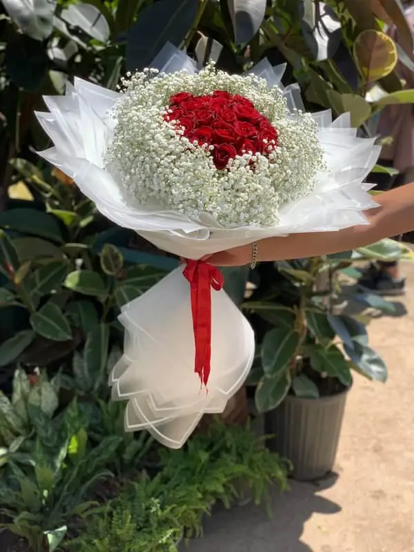 دسته گل رز قرمز عروس