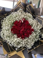 دسته گل رز قرمز با کاغذ مشکی