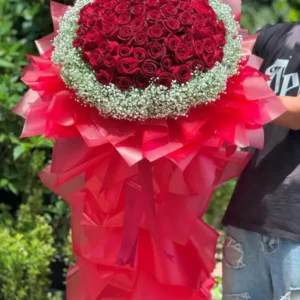 دسته گل ژیپسوفیلا و رز قرمز