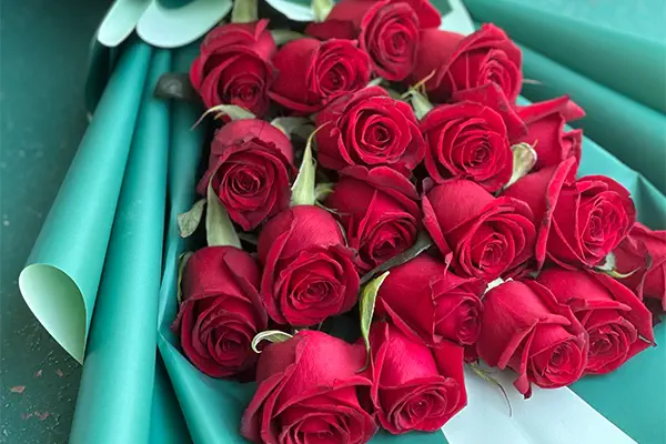 دسته گل رز قرمز