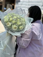 دسته گل رز سفید با ژیپسوفیلا
