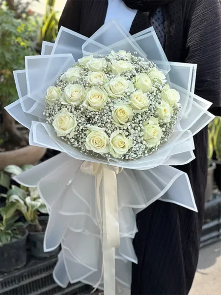 دسته گل رز سفید هلندی و ژیپسوفیلا