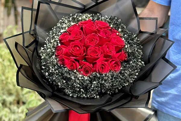 دسته گل رز قرمز