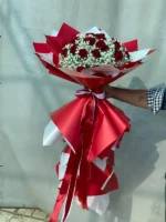 دسته گل رز قرمز هلندی و ژیپسوفیلا