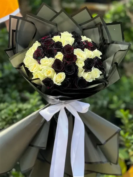 دسته گل رز مشکی و سفید