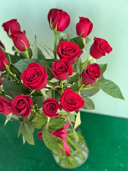 گل رز قرمز در باکس شیشه ای