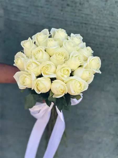 دسته گل رز سفید تولد
