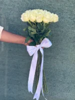 دسته گل رز سفید زیبا